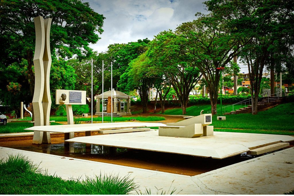 Recanto Euclidiano, praça com monumento de concreto, herma e espelho d'água, entre árvores