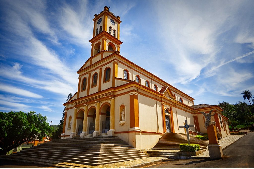 Fachada da Igreja Matriz São Simão Apóstolo, com torre e escadaria, em São Simão SP
