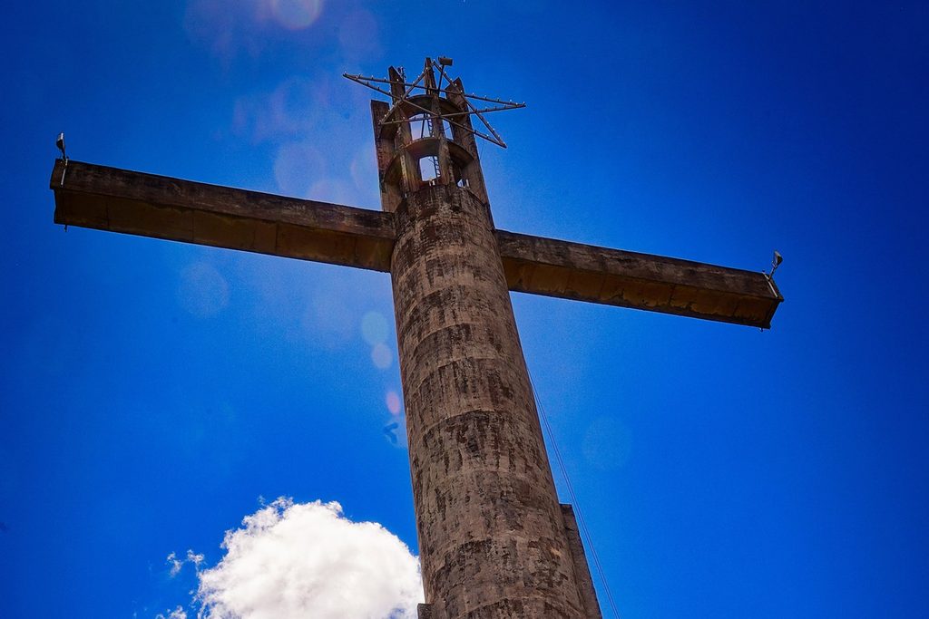 Cruz de concreto de 40 metros do Morro do Cruzeiro contra o céu azul