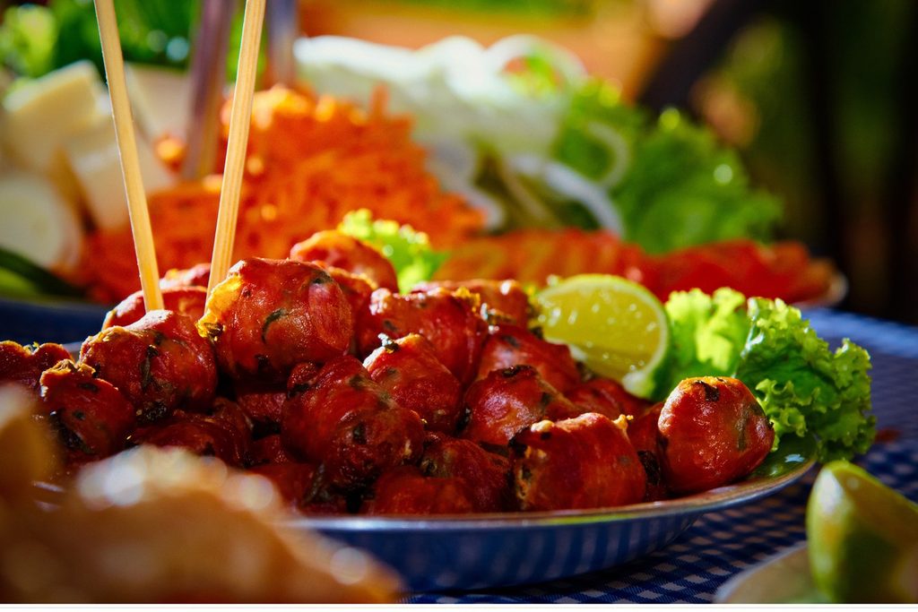 Porção de linguiça artesanal frita com limão, salada e queijo no Rancho da Linguiça