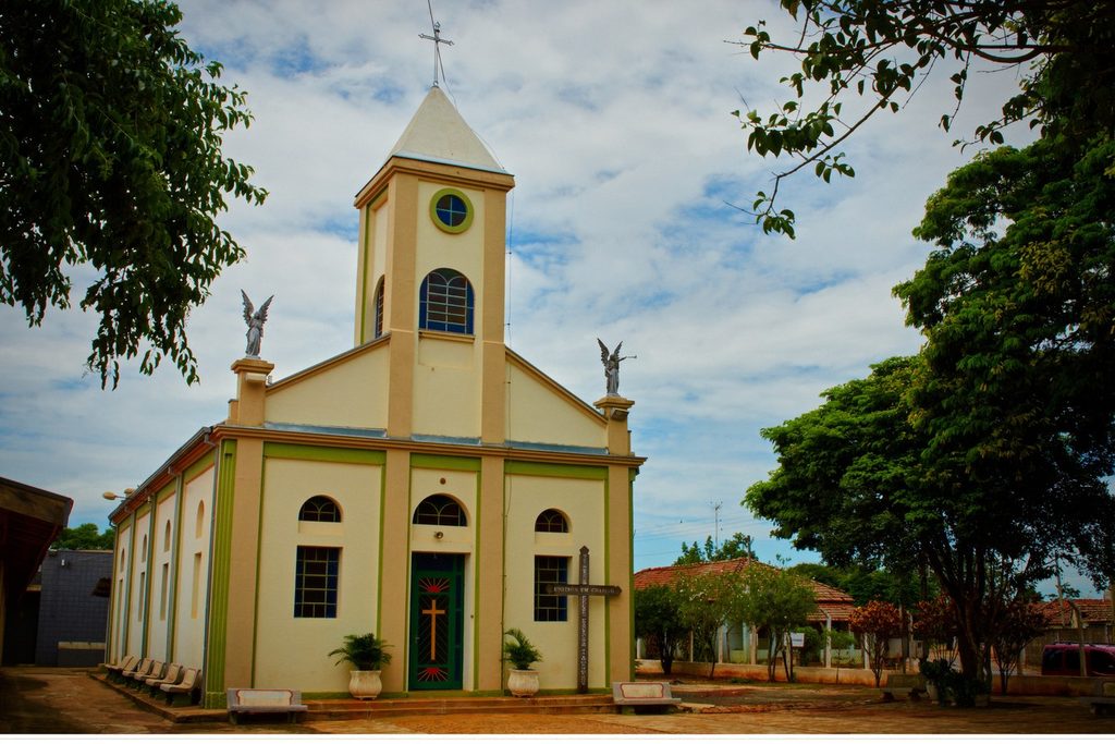 Igreja de Santo Antônio do Sapezeiro, branca com detalhes amarelos, torre com cruz e anjos no alto da fachada