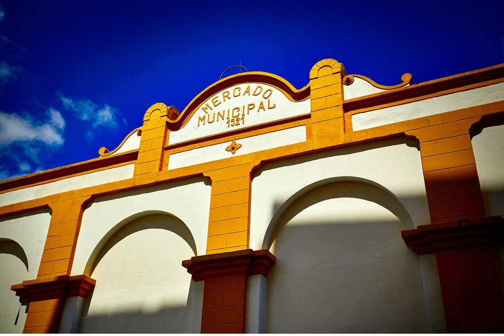 Fachada amarela e branca do Mercado Municipal de São José dos Campos, com arcos e o nome no alto