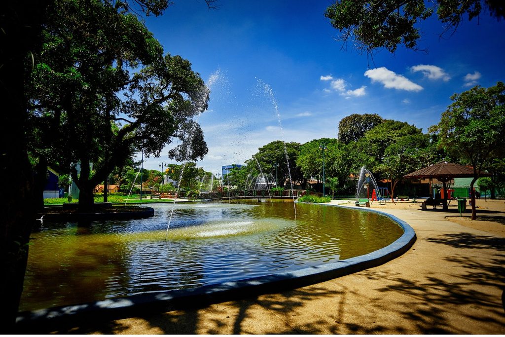 Lago com chafariz e árvores no Parque Santos Dumont