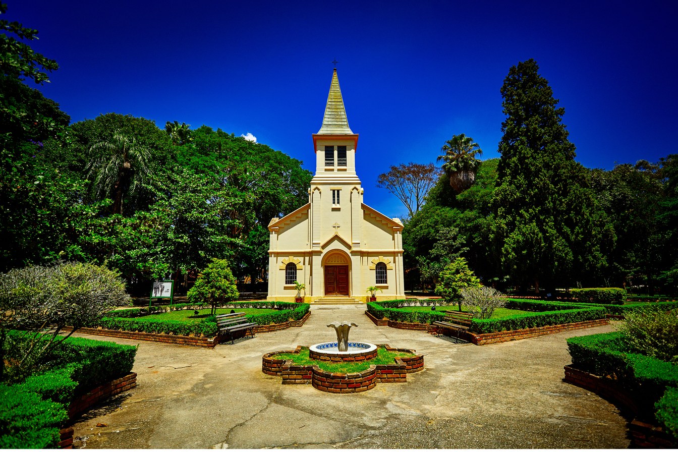 Capela do Parque Vicentina Aranha, em São José dos Campos, com torre pontuda, jardins e chafariz em frente
