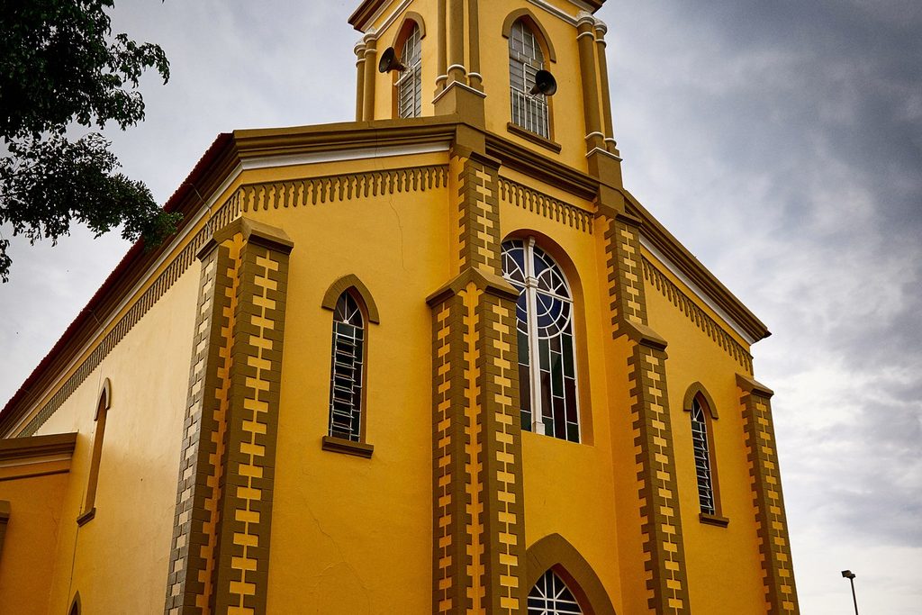 Torre amarela de estilo neogótico da Igreja Matriz Santo Antônio, em Tambaú