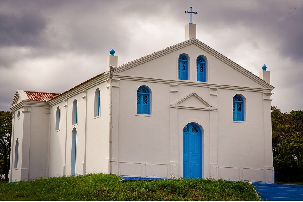 Réplica da antiga Igreja de São José, branca com portas e janelas azuis, no santuário de Tambaú