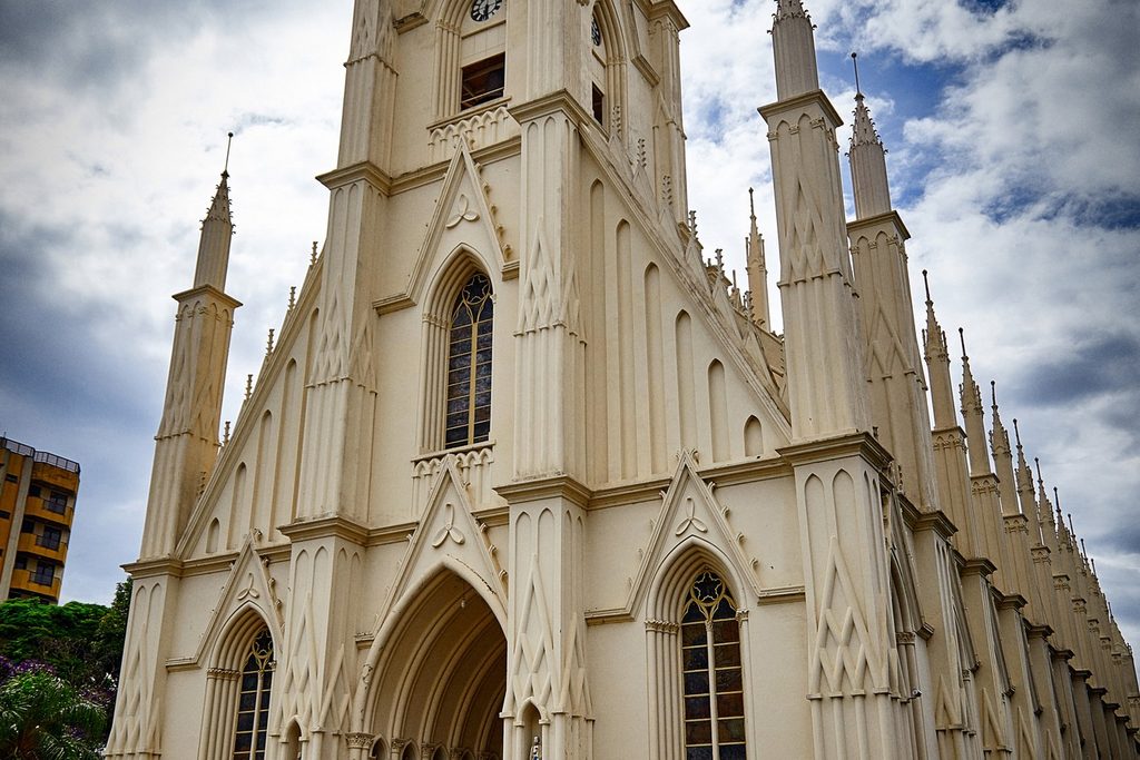 Fachada neogótica branca do Santuário de Santa Terezinha, em Taubaté, com torres pontiagudas e janelas em arco ogival