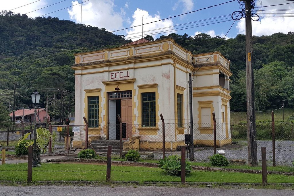 Prédio amarelo da subestação da EFCJ, ao lado da estação Eugênio Lefèvre, em Santo Antônio do Pinhal