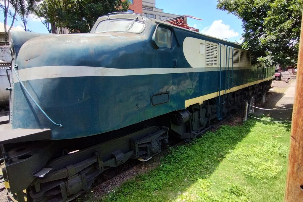 Locomotiva elétrica antiga azul e cinza no pátio da ABPF, de onde sai a Maria Fumaça da Mooca