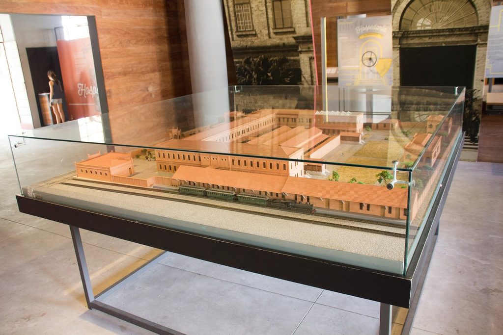 Maquete da Hospedaria dos Imigrantes com a linha de trem ao lado, onde hoje roda a Maria Fumaça da Mooca