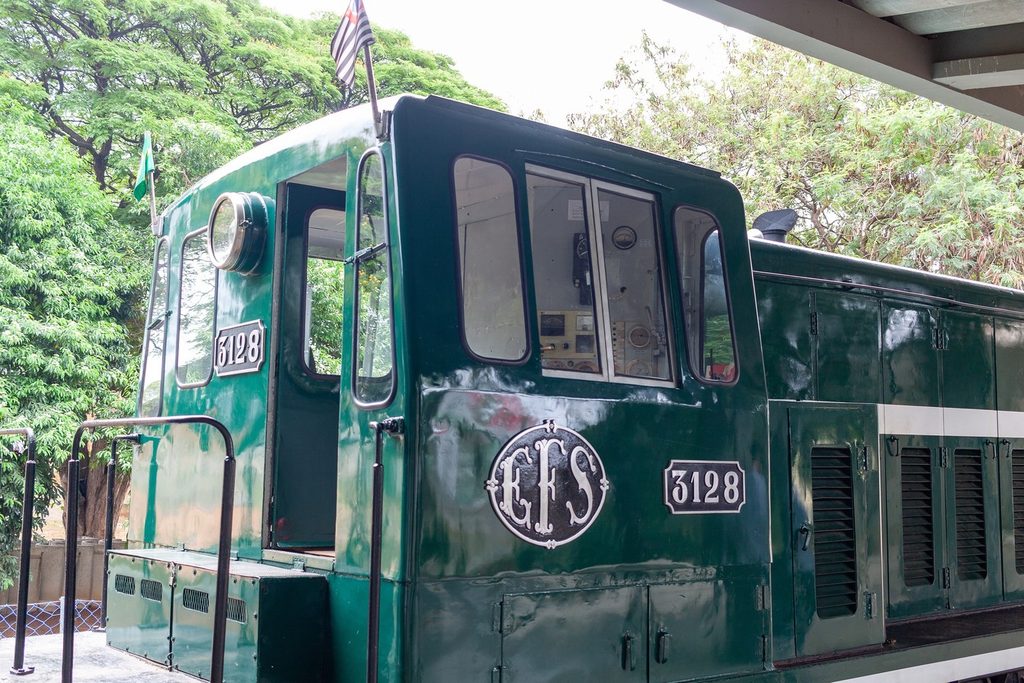 Cabine da locomotiva verde do Trem Republicano com o número 3128 e o emblema EFS pintados na lateral