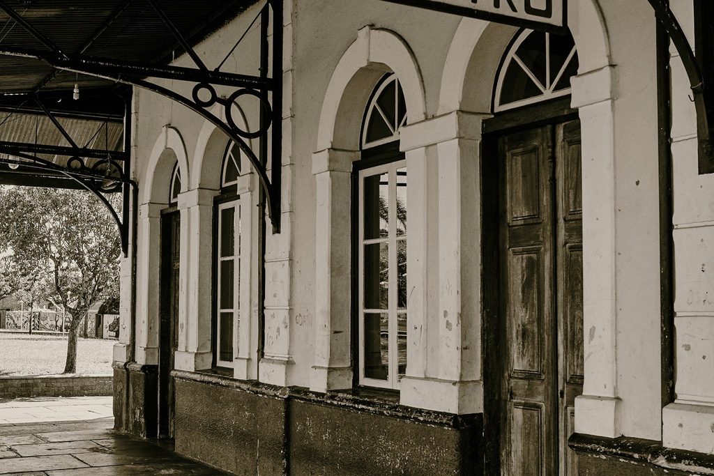 Fachada branca da antiga estação ferroviária com portas em arco e cobertura de ferro, onde funciona o Museu Zequinha de Abreu